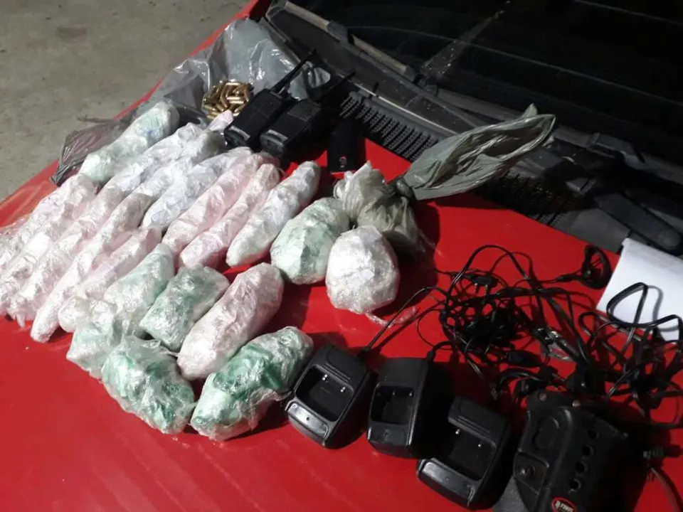 Os policiais encaminharam as drogas e o material apreendido para a 126ª DP (Cabo Frio).
