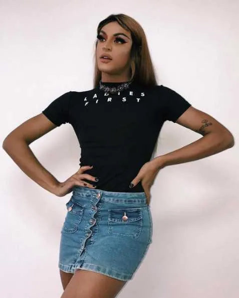 Em entrevista a revista "Glamour", Pablo Vittar abriu o jogo e falou sobre sua identidade de gênero. 'Sou um menino gay, que faz drag', disse a cantora. À revista, a cantora descartou cirurgia de redesignação sexual. "Não sou trans! Não quero mexer no meu corpo, fazer cirurgias... Sou feliz como sou", afirmou. 