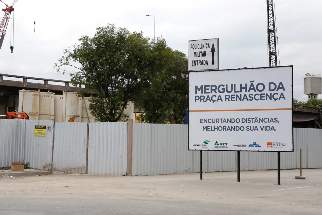 A Prefeitura de Niterói iniciou o recapeamento das vias no entorno do mergulhão.