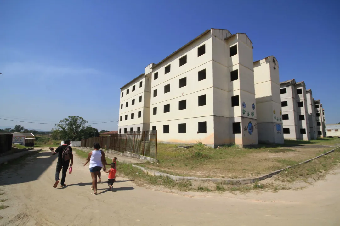 Prédios estão abandonados, desde 2012, em terreno entre bairro de Itambi e a BR-493.