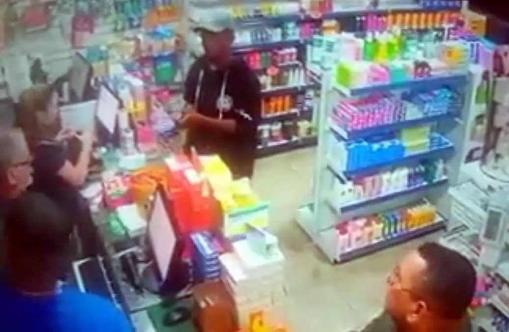 Bandidos renderam funcionários e cliente da farmácia, fugindo com dinheiro e pertences deles