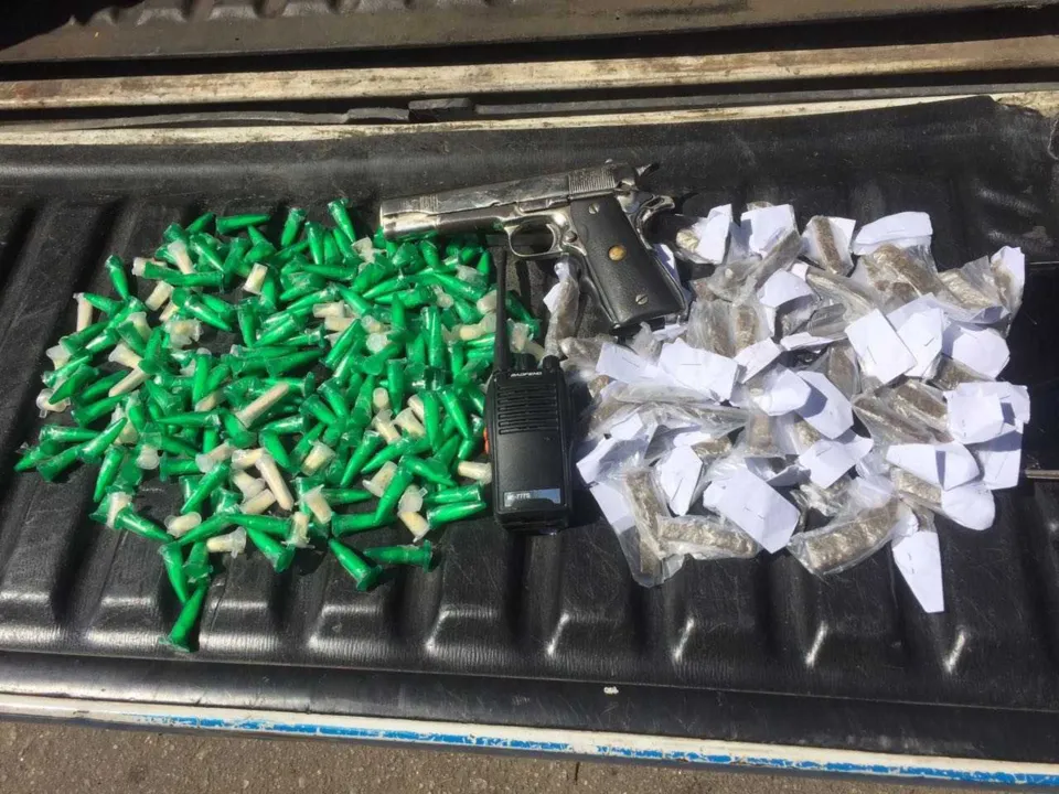 As drogas foram apreendidas após a troca de tiros na comunidade