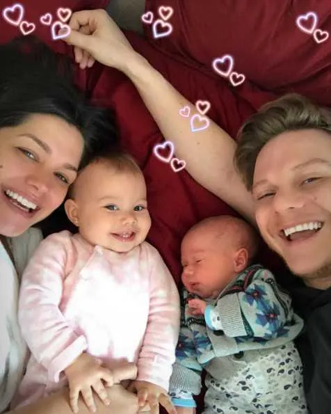 Michel Teló acordou cercado pelo carinho dos filhos Melinda, de 1 ano, e Teodoro, de 20 dias, nesse domingo (14). No Instagram, Thaís Fersoza fez questão de exaltar as qualidades do marido. "Com todo o corre, compromissos, viagens e ainda assim o pai mais presente que já vi! Sempre soube que você seria um super pai, Michel Teló, mas você se supera a cada dia. Nossos filhos têm muita sorte em ter você!", escreveu. 