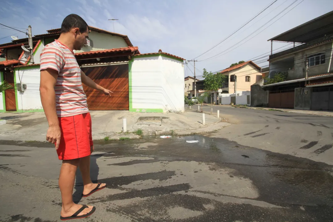 Morador mostra a água suja escorrendo na Rua Riachuelo