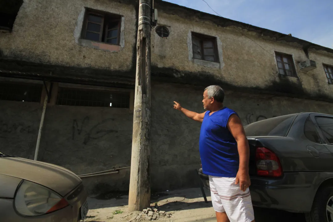 Parte de cimento caiu e a estrutura de ferro está exposta