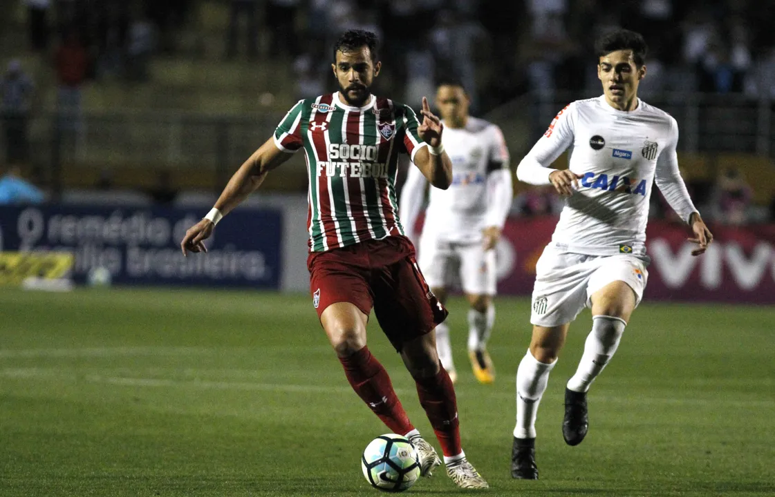  O atacante Henrique Dourado recebeu forte marcação e pouco produziu no ataque tricolor