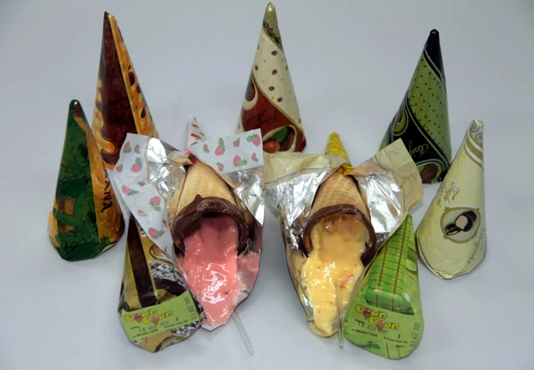 Se casquinha de sorvete já é uma delícia, imagina aquelas casquinhas crocantes banhadas no chocolate e com recheios de deixar qualquer um babando. Maravilhoso, né? E foi exatamente isso que o Come Cone criou: delícias cremosas dentro de um cone crocante. São mais de 10 sabores diferentes, que vão do tradicional e adorado brigadeiro, aos “diferentões” recheios de frutas. Figuras marcadas nos festivais de Food Truck, a galera do Come Cone faz entrega e pode levar os doces até você. Confira mais em www.facebook.com/Come-Cone-SG