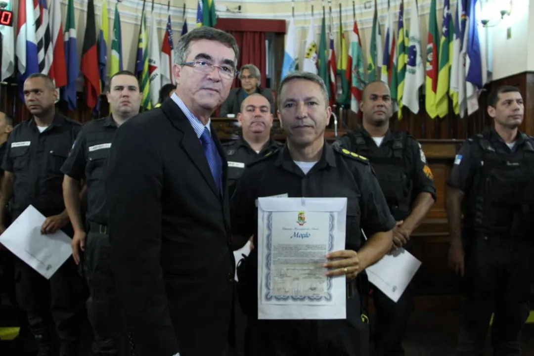 Imagem ilustrativa da imagem Policiais Militares que resgataram crianças são homenageados na Câmara de Niterói