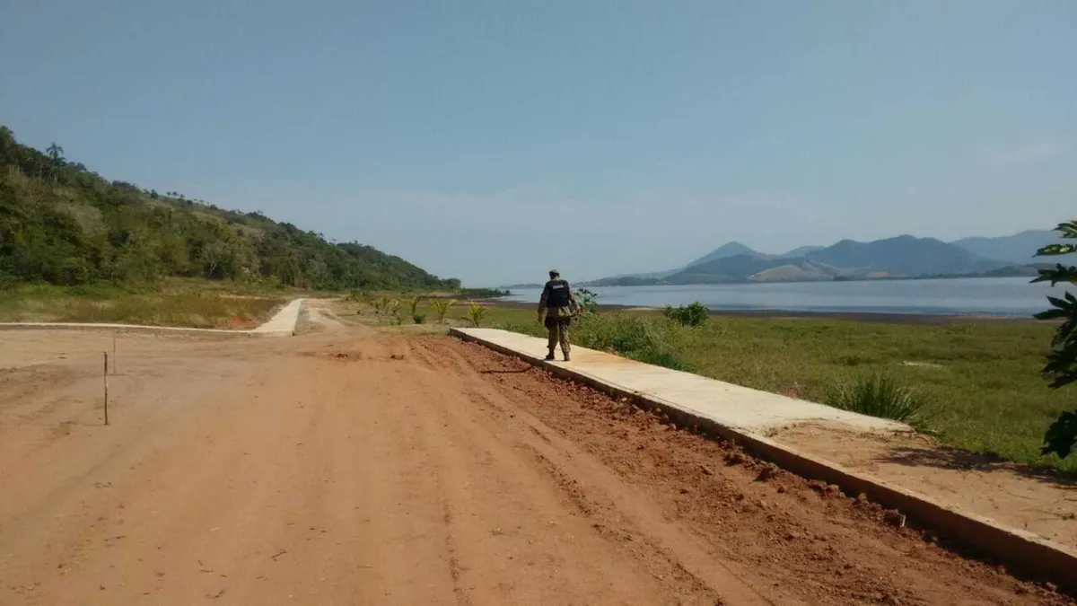 Foi constatado que Lotes e ruas também estavam sendo demarcados no entorno da lagoa
