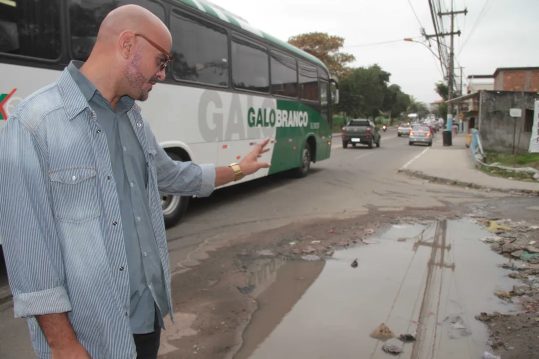 Bruno Lopes mostra água que fica acumulada na esquina. 
