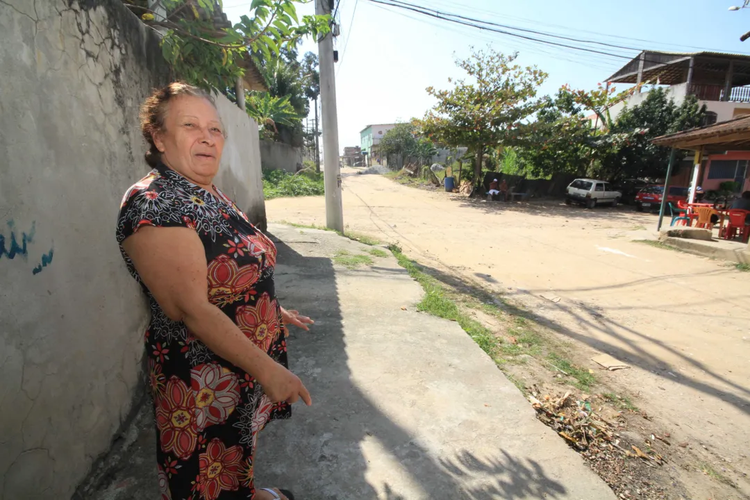 Maria reclama que tem problemas de bronquite e que o excesso de poeira incomoda ainda mais.
