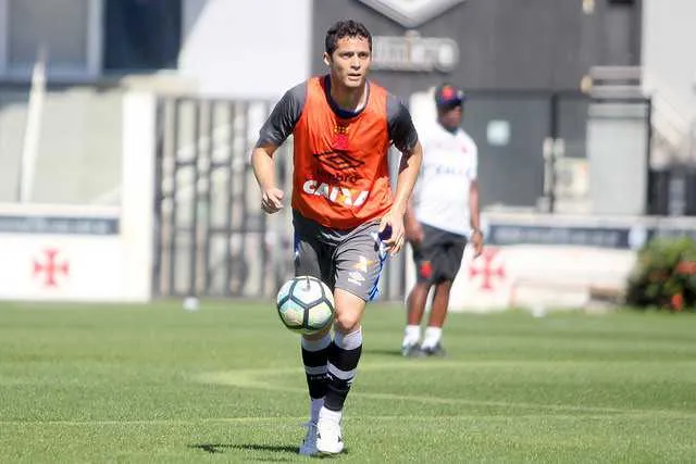 Anderson Martins treina em São Januário há dois meses