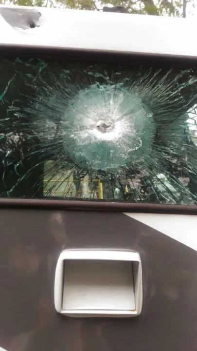 Carro forte ficou marcado por pelo menos três tiros