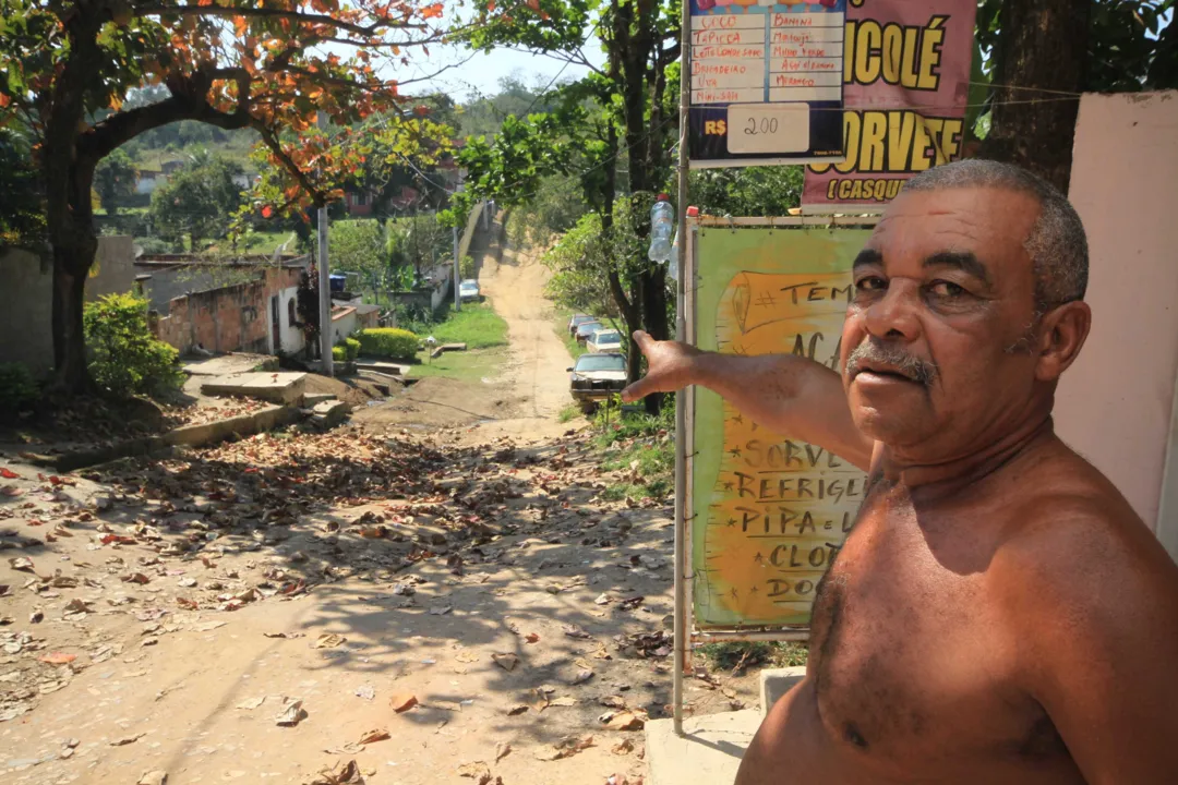 Amilton disse que todas as caixas de esgoto da rua foram feitas pelos próprios moradores.