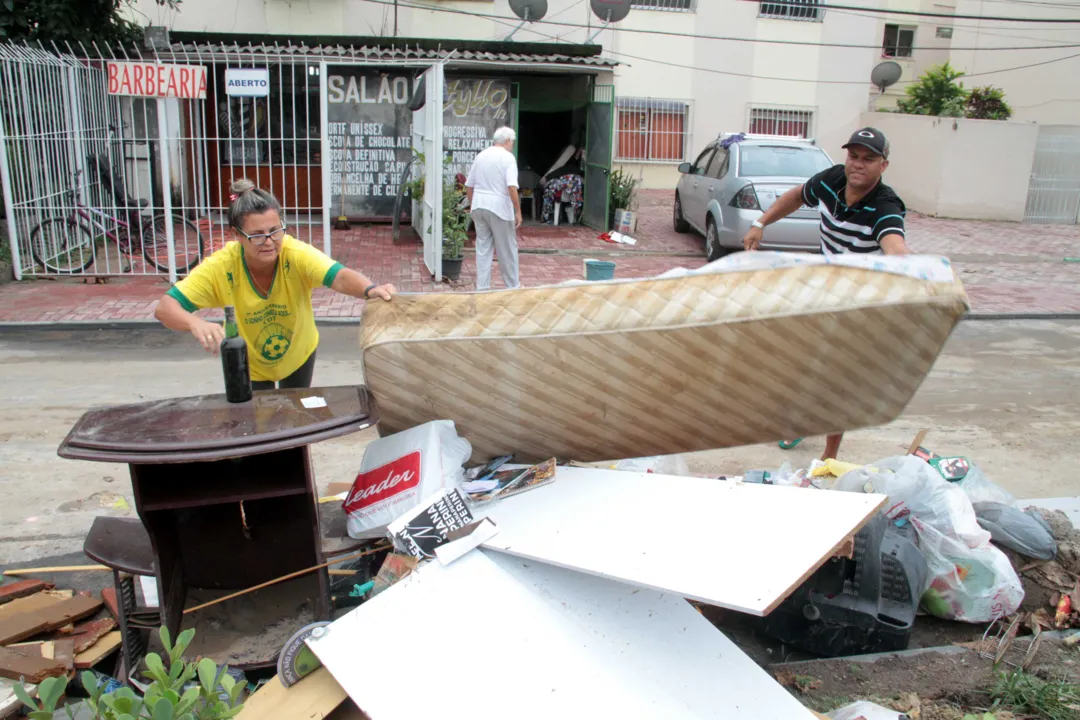 Moradores tiraram móveis e utensílios que foram atingidos pela água e colocaram no meio da rua.