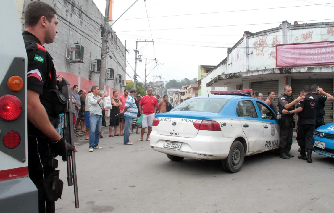 O tiroteio aconteceu quando os bandidos se aproximaram dos vigilantes armados com fuzis