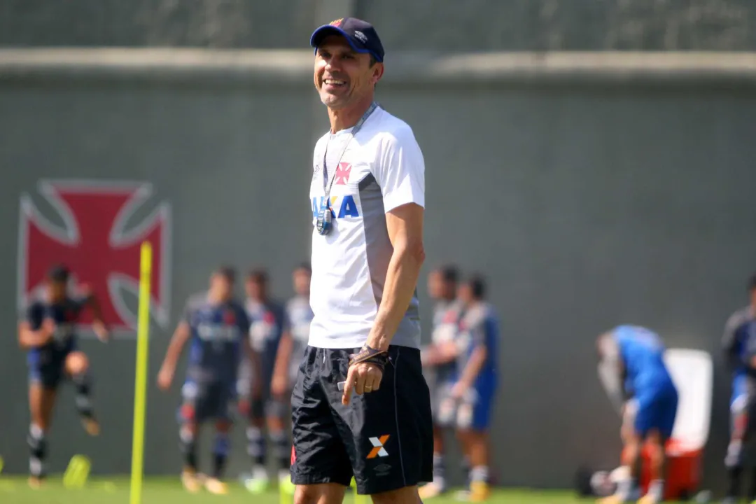 O técnico Milton Mendes espera que a nova formação do time dê mais poder defensivo