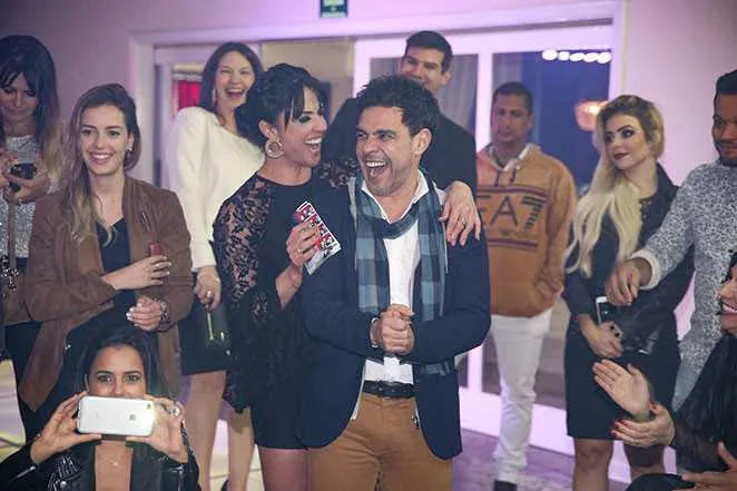 Zezé di Camargo comemorou as 55 primaveras com uma festa surpresa na última quinta-feira (17). Com pista de dança e bolo de quatro andares com um bonequinho representando o cantor, a festa foi realizada no interior de São Paulo e reuniu, além da noiva, Graciele Lacerda, os irmãos Emanuel, Luciele e Luciano Camargo e os cantores Bruno e Kiko, do KLB. 
