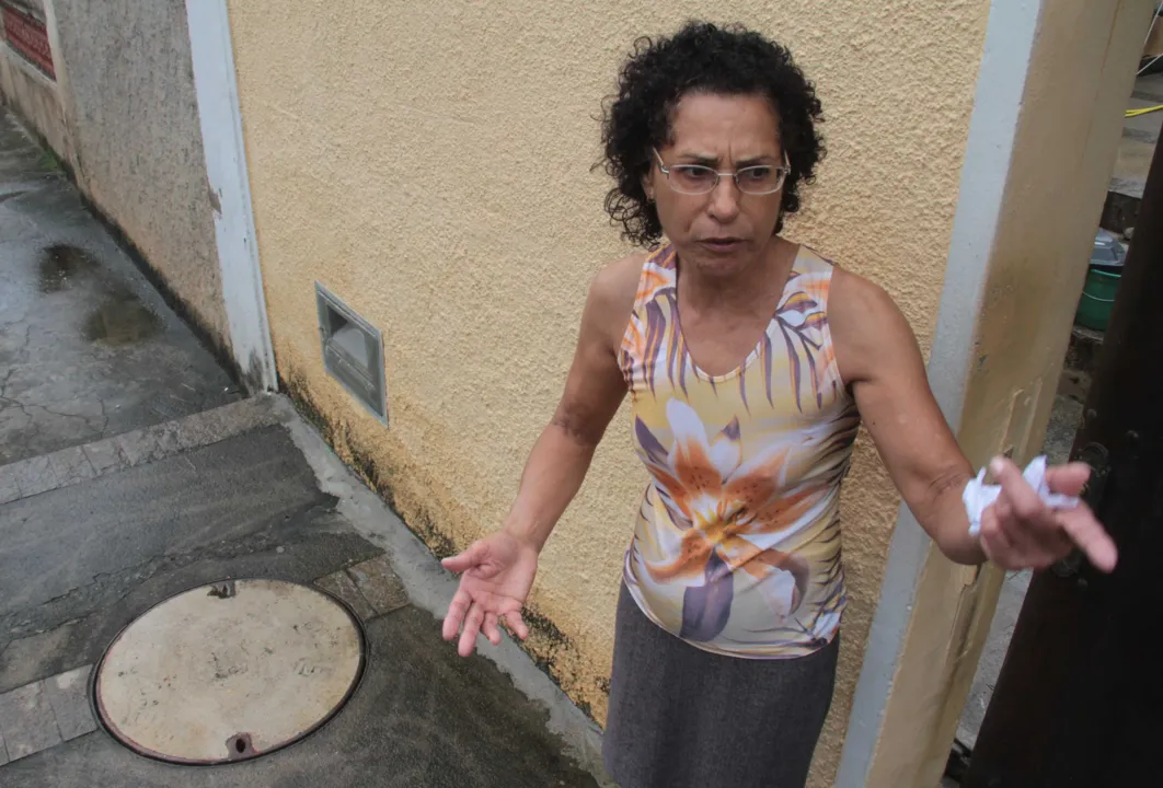 Colméia dentro de bueiro deixa moradores da rua Brígido dos Santos apavorados .