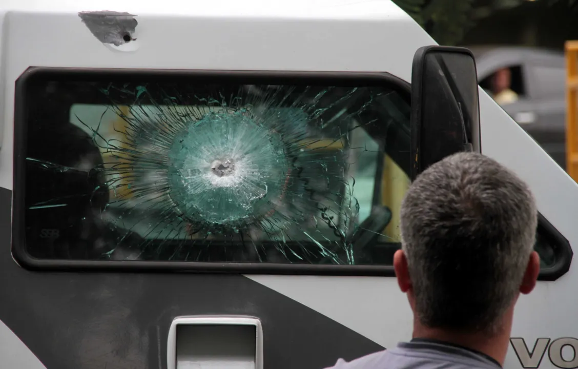 Ontem, no Barro Vermelho, criminosos assaltaram carro-forte e trocaram tiros com vigilantes