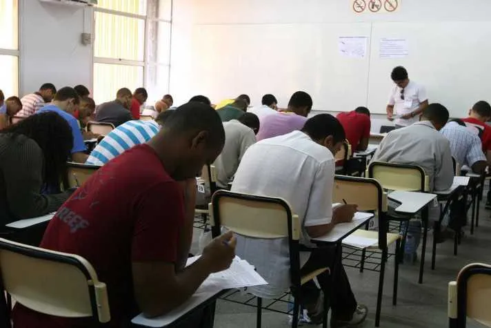Cinco opções de concursos públicos estão com inscrições abertas com oportunidades para o Estado do Rio para todos os graus de escolaridade (fundamental, médio/técnico e superior).