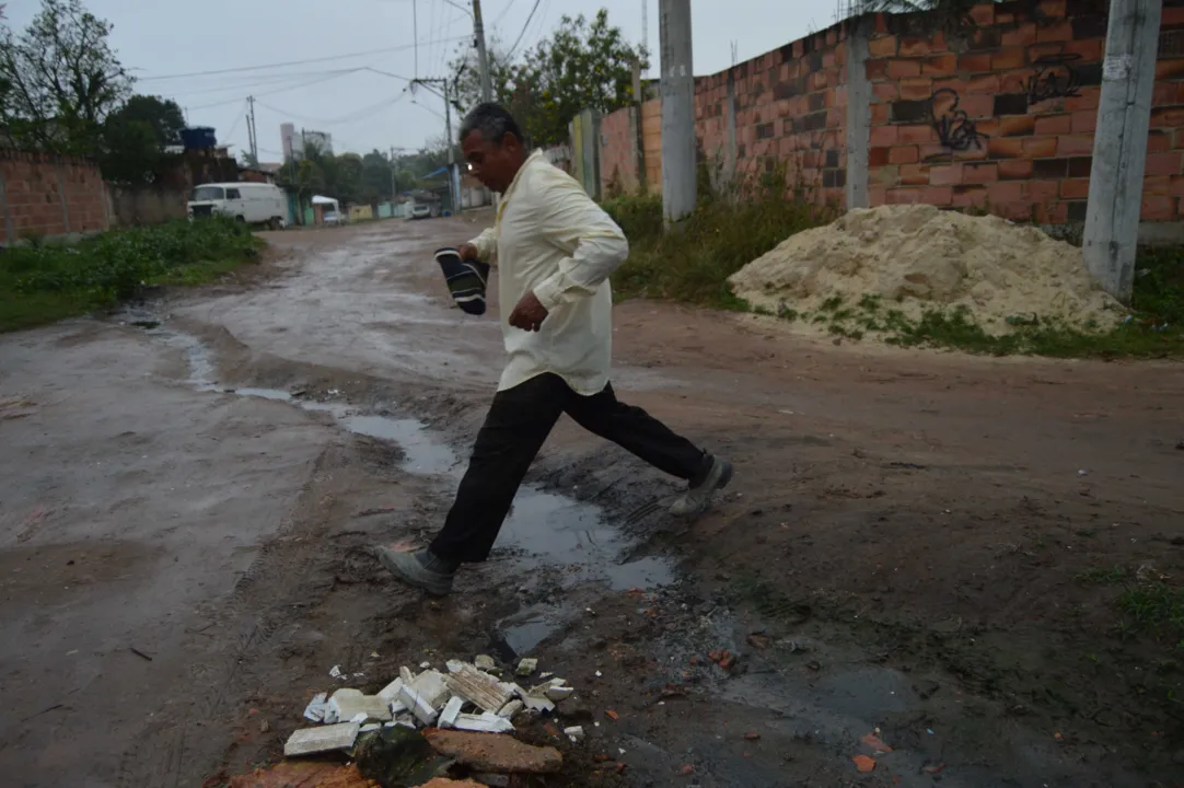 Rua Jaraguá não é pavimentada, não tem saneamento básico e ainda tem 'lixão improvisado'