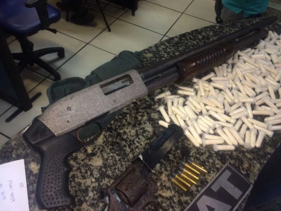 Dentro do tonel estavam uma escopeta calibre 12, um revólver calibre 38 e cápsulas de cocaína
