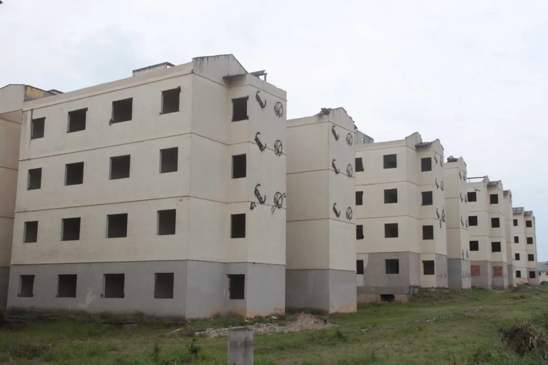 Construção de oito prédios com 256 apartamentos em Itambi foi saqueada e está abandonada