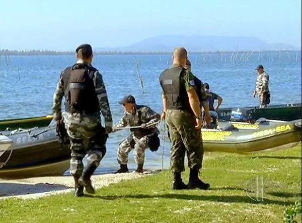 Agentes da Guarda Marítima e Ambiental apreenderam três redes, além de peixes e camarões
