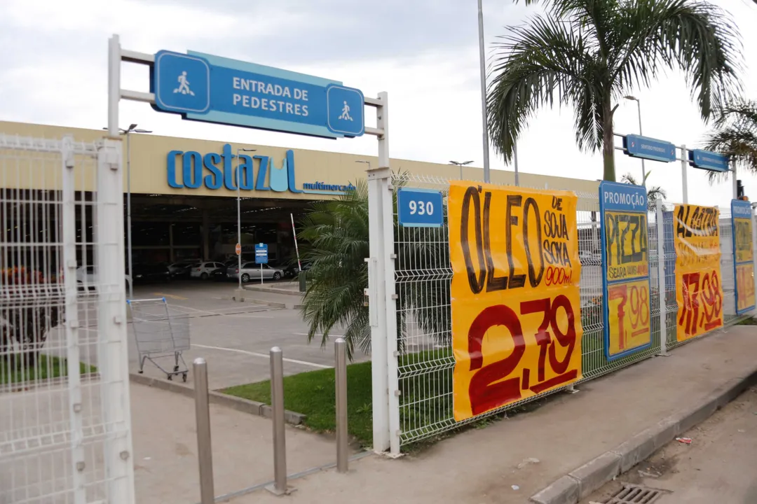 Bandidos armados assaltam mercado Costa Azul em Vista Alegre