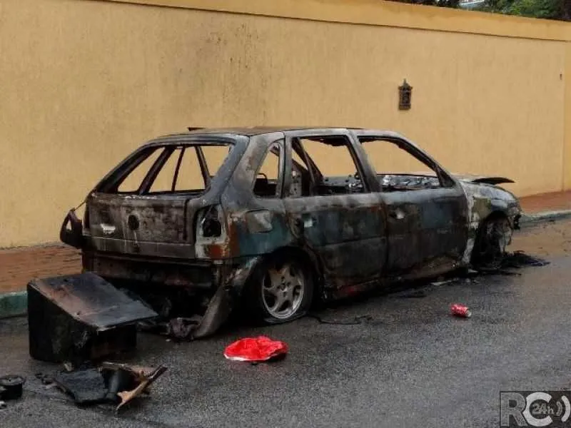 Militares combatiam chamas em carro quando perceberam que equipamento havia sumido. 