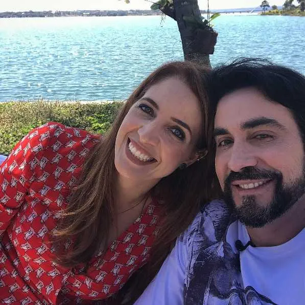 
Em tratamento pela Síndrome do Pânico, Padre Fábio de Melo falou sobre os momentos difíceis que passou em entrevista ao "Fantástico" do último domingo (20).  "Me escondia debaixo da cama, tamanho era pavor que eu sentia", disse.  O Padre ainda lembrou que as crises da doença mexeram com sua fé.  "Eu pensava que não queria mais ser padre. Pensava: 'Não tenho mais coragem de enfrentar as pessoas, de ser quem eu sou'", lembrou. 