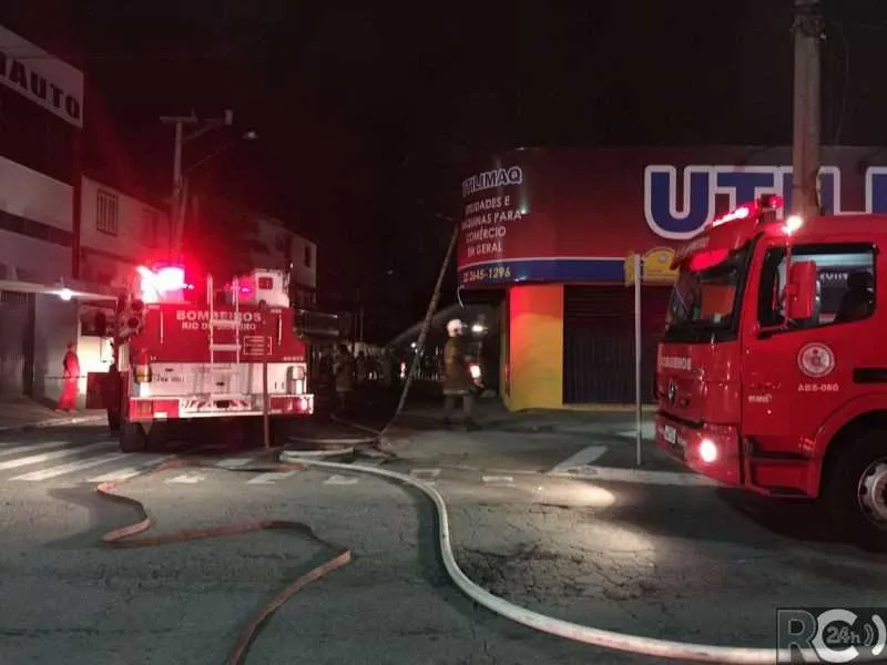 Bombeiros tiveram que interditar um quarteirão inteiro para combater as chamas no prédio.