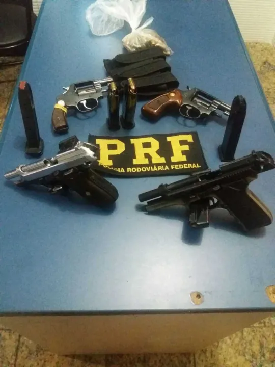 Imagem ilustrativa da imagem Polícia Rodoviária Federal apreende quatro armas e drogas na BR-101 sentido Região dos Lagos