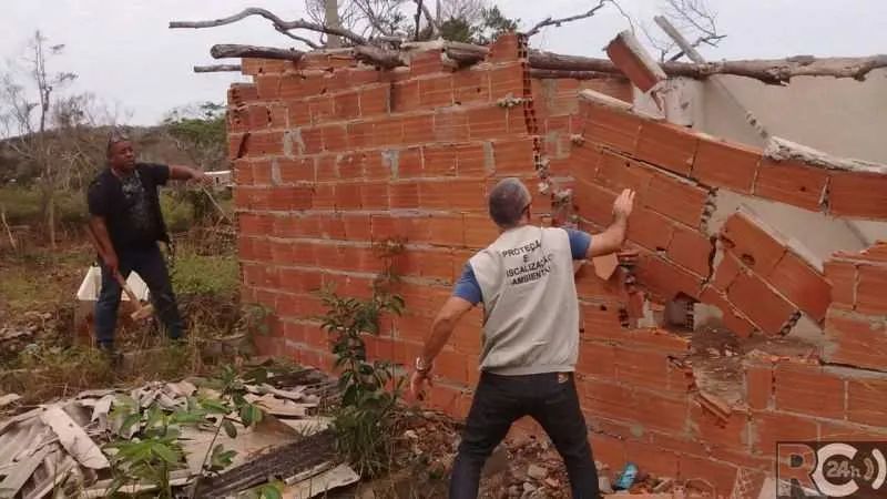 Agentes demoliram casas não habitadas construídas em áreas de proteção ambiental.