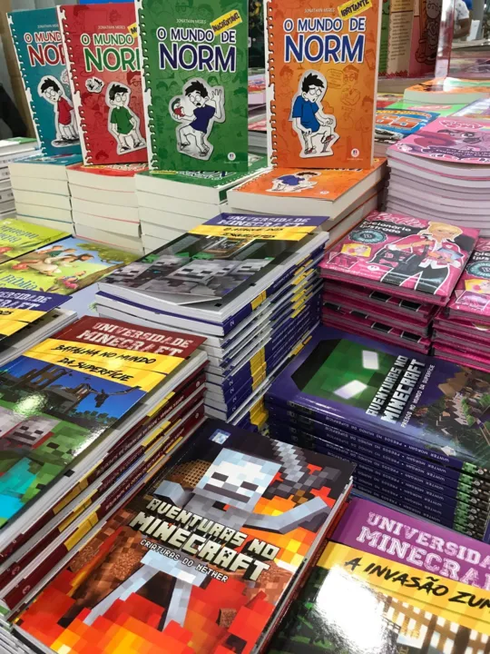 Até 14 de outubro, o shopping Pátio Alcântara promove a "Feira do Livro", em parceria com a Livraria Educação e Cia. São mais de 2 mil títulos, dos mais diferentes gêneros como edições infantojuvenil e adulta, ficção, culinária, marketing, literatura, religioso e educativo. Além da super variedade, a boa notícia é que o livros custam baratinho, a partir de R$ 5. A feira funciona de segunda a sábado, das 9h às 21h, no 1º piso, com entrada gratuita.