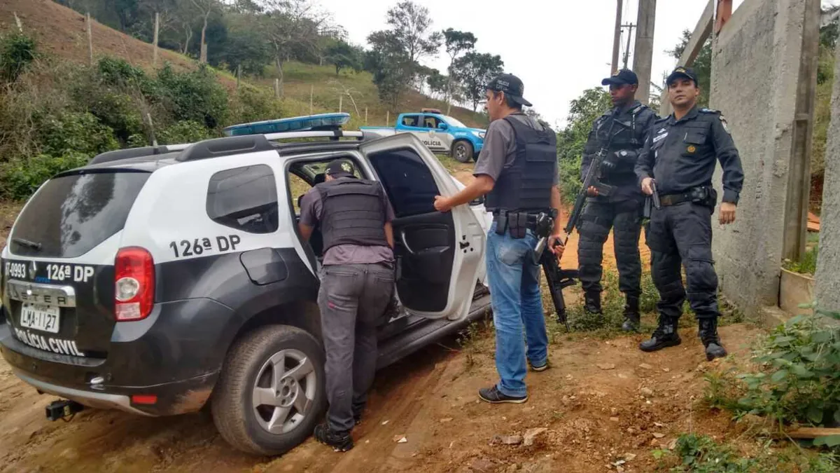 Cerca de 20 policiais civis e militares participaram da operação, que tinha como objetivo cumprir sete mandados de prisão.