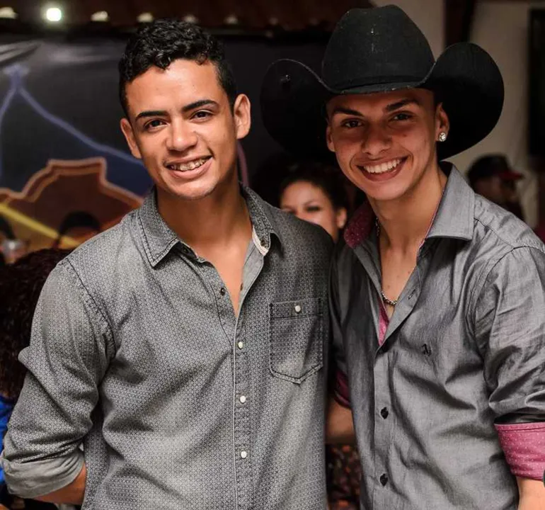 O shopping Bay Market apresenta show da dupla Lukas & Felipe, a partir das 19h deste sábado. No repertório, o melhor do sertanejo, além de "hits" conhecidos por todo o público. Os ingressos são gratuitos, e a classificação é livre, O Bay Market fica na Avenida Visconde do Rio Branco, 360, Centro de Niterói, telefone 2620-2330.
