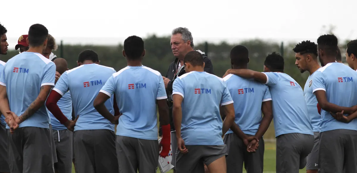 Após a atividade de ontem, o técnico Abel Braga reuniu o grupo e passou algumas instruções