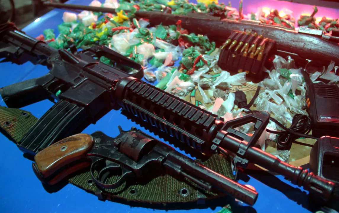 As drogas e as armas apreendidas por policiais militares no Morro da Viúva, no J. Bom Retiro