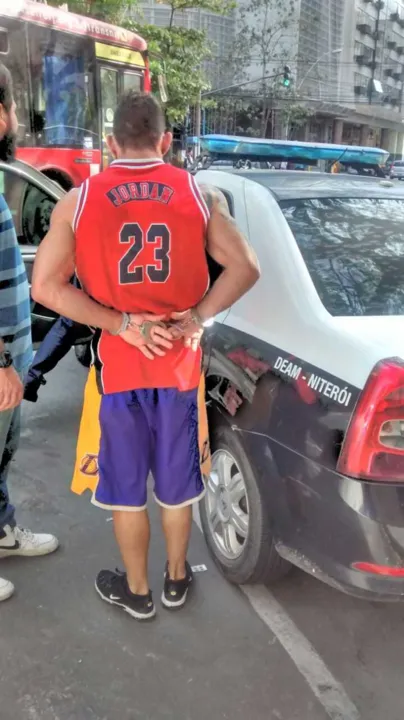 Imagem ilustrativa da imagem Lutador de MMA é preso sob acusação de agressão à ex-companheira