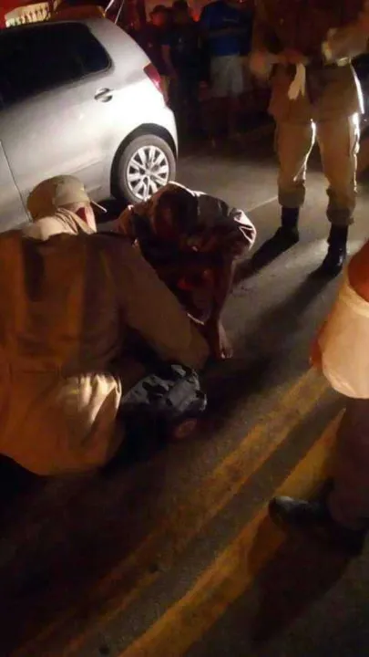 Acusado foi encontrado baleado dentro de carro roubado