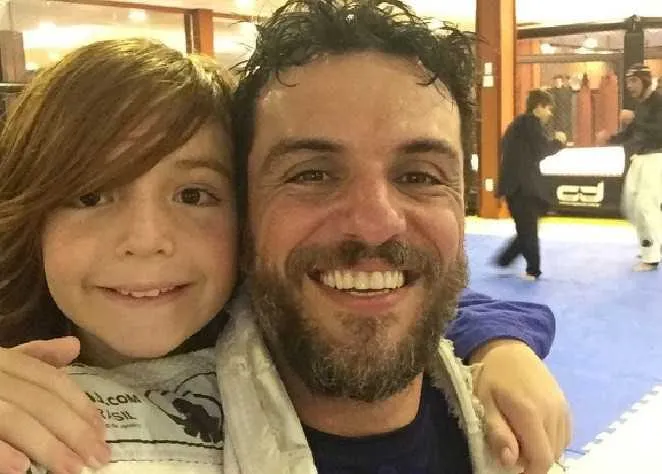 m registro raro, Rodrigo Lombardi chamou a atenção dos fãs ao compartilhar uma foto com filho, Rafael, fruto do casamento com Betty Baumgarten. “Credo pai, que kimono velho!’. Risos, bora treinar, filho!”, escreveu o ator, no ar com Caio em "A Força do Querer", de Glória Perez. 