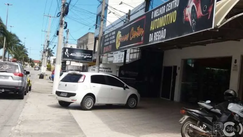 Câmeras de segurança flagraram a ação dos assaltantes em loja de produtos automotivos.