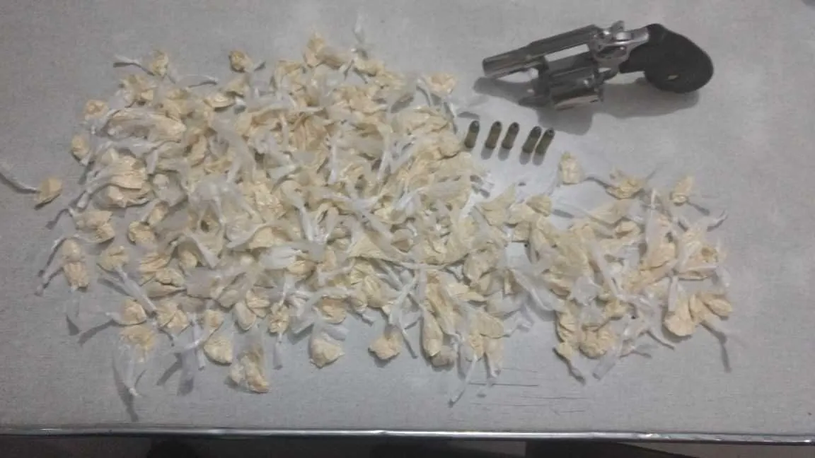 PMs apreenderam um revólver e 244 papelotes de cocaína