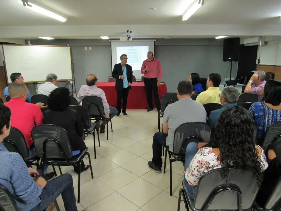 Reunião sobre o funcionamento do Regin aconteceu na sede da Associação Comercial da cidade.