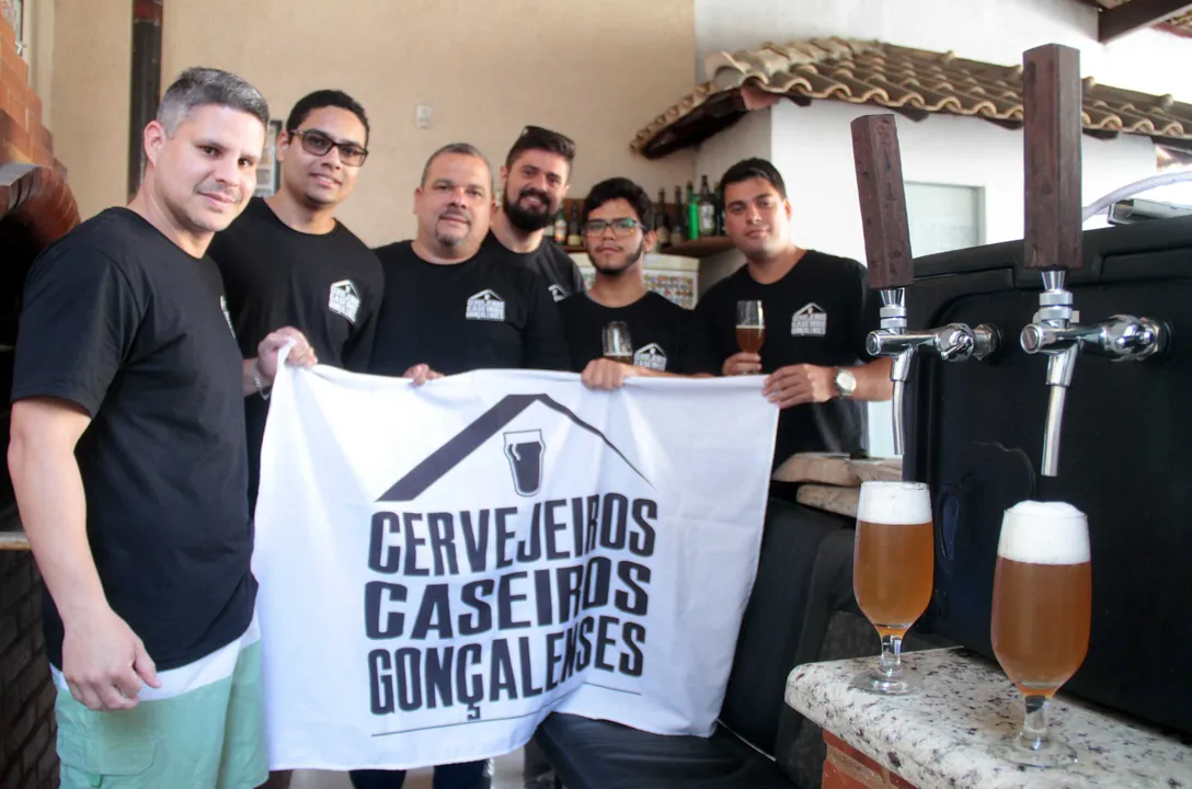 Para participar do evento, é preciso levar 2 quilos de alimentos ou fraldas geriátricas, que serão trocados por um copo de cerveja