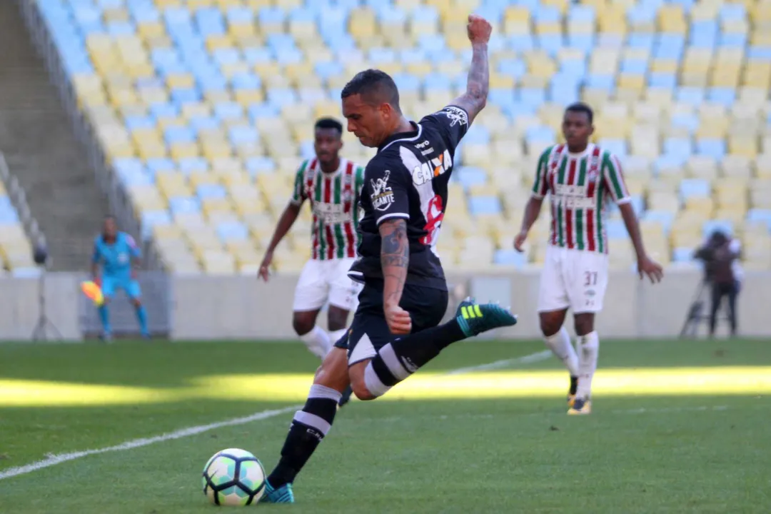 Ramon acertou um belo chute de fora da área