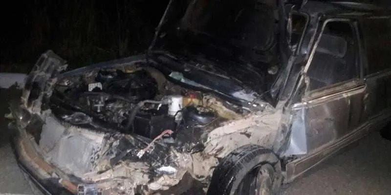 As vítimas morreram no local do acidente devido ao forte impacto da batida 