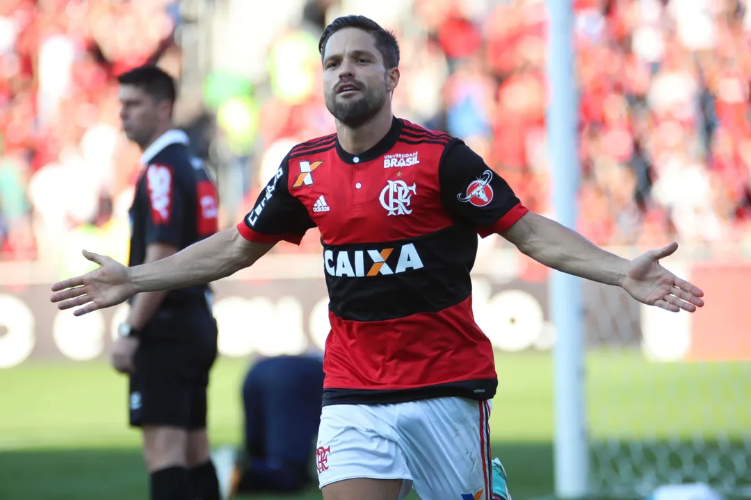 O meia Diego teve boa participação contra o ‘Furacão’ e marcou um dos gols da partida

